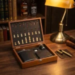 Coffret portable en bois marron, Flasque Whisky noire et jeu d'échecs.