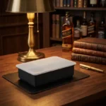 Bac à glaçons géants en silicone noir avec couvercle blanc pour whisky.