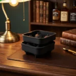 Moule à 4 glaçons sphériques réutilisables en silicone noir pour whisky et cocktails.