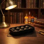 Moule silicone noir pour 8 glaçons sphériques réutilisables pour whisky avec entonnoir.