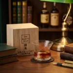 Verre dégustation whisky japonais motif martelé Hanyu Glass dans coffret bois.