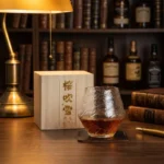 Verre dégustation whisky japonais Idoharu, motif martelé Sakurafubuki, forme organique.