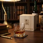 Verre dégustation whisky motif martelé style japonais dans sa boîte cadeau en bois.