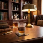 Verre whisky cannelé, manchon bois noyer foncé, motif japonais gravé.