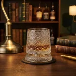 Verre snifter whisky rotatif transparent avec motif glace ciselé et base 360°.