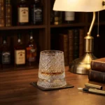 Verre snifter whisky rotatif transparent avec motif glace ciselé et base 360°.